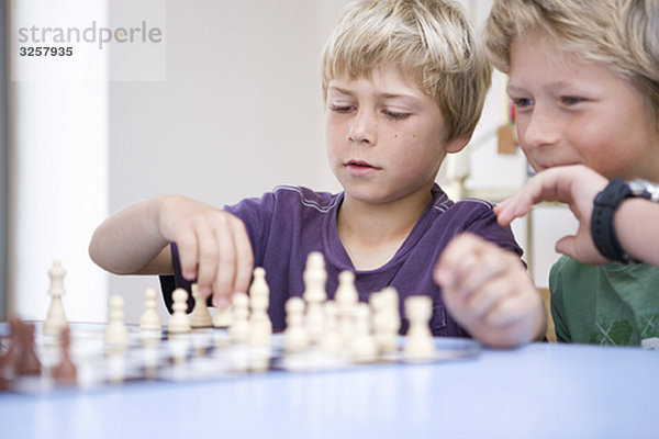 Jungen beim Schachspielen