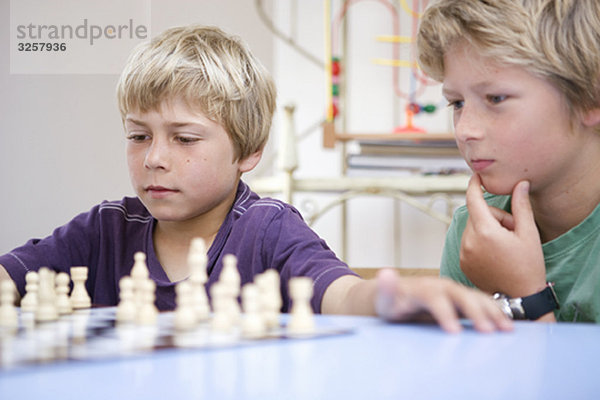 Jungen beim Schachspielen