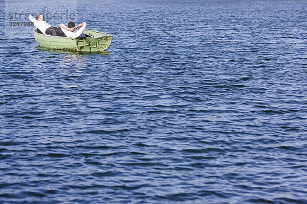 zwei Geschäftsleute  die sich im Ruderboot entspannen