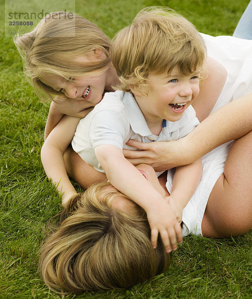 Eine Mutter spielt mit ihren Kindern