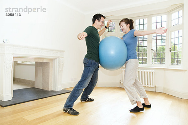 Junges Paar spielt mit einem Übungsball