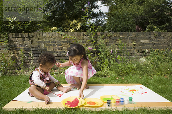 Kinder malen im Garten