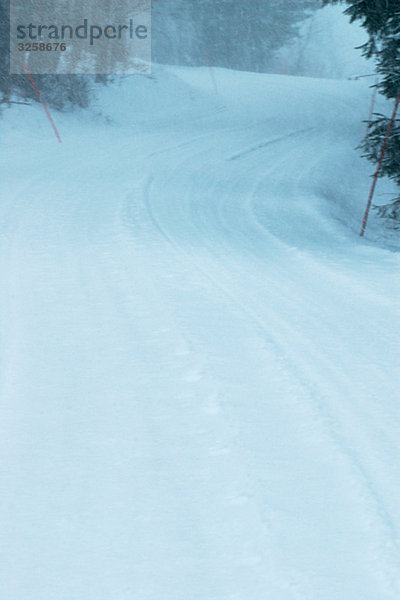 Eine Straße im winter