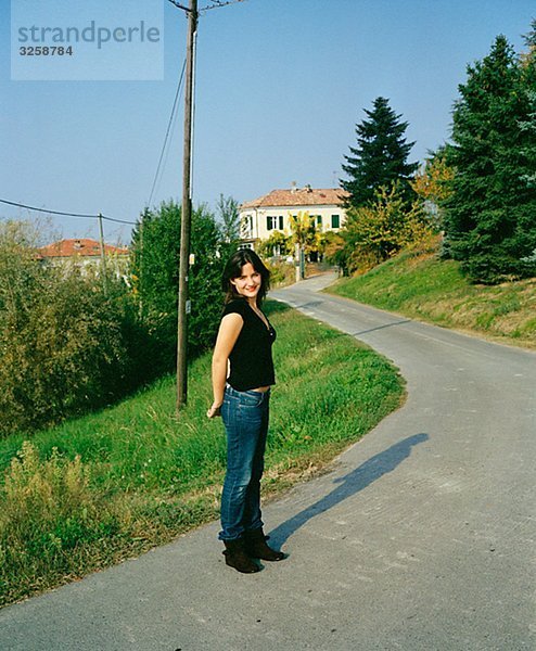 Eine Frau steht auf einer Straße  Italien.