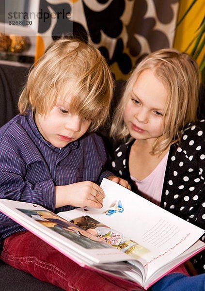 Kinder lesen eine Buch  Schweden.