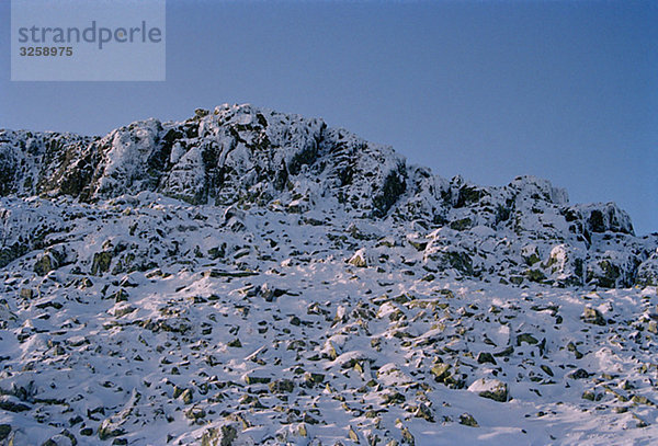 Topp eines Berges mit Schnee