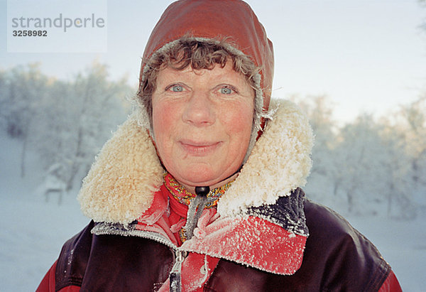 Ein Porträt einer Frau im Freien im winter