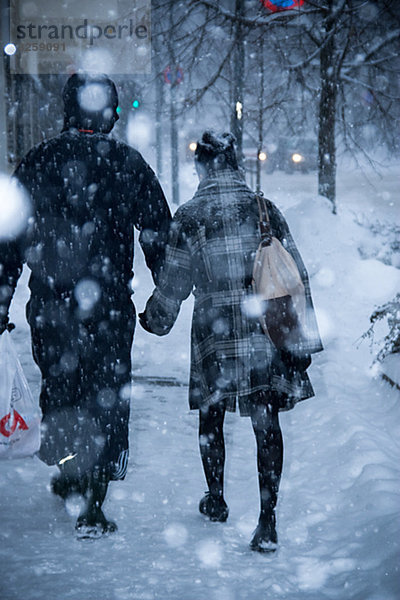 Paar zu Fuß in schweren Schneefall in Oslo  Norwegen.
