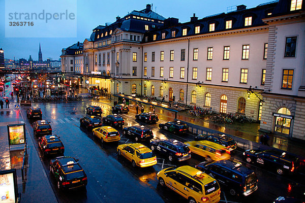 Taxis außerhalb Stockholmer Hauptbahnhof  Stockholm  Schweden.
