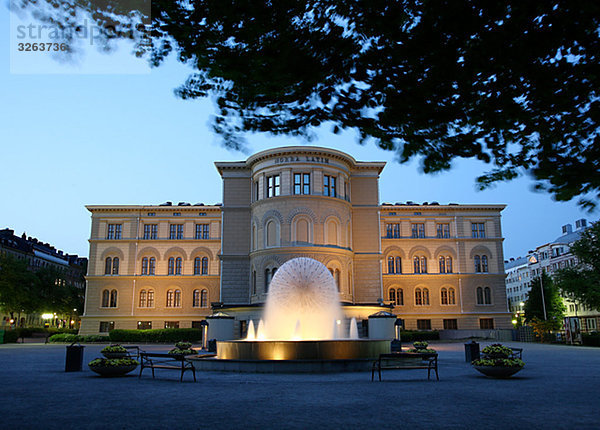 Springbrunnen Brunnen Fontäne Fontänen frontal Zierbrunnen Brunnen