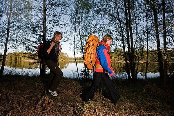 Zwei Frauen während einer Wanderung  Schweden.