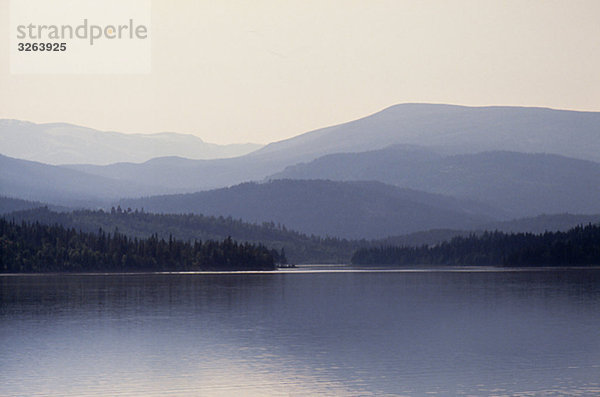 Berge und ein See  Norwegen.