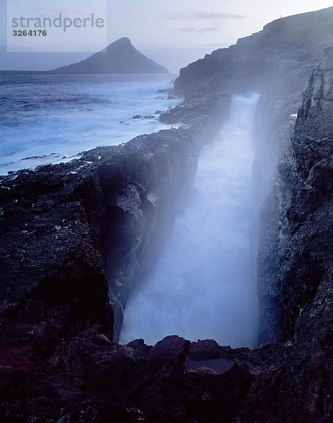 Klippen am Meer  den Färöer Inseln.