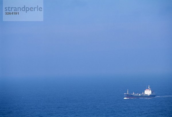 Ein Frachtschiff in das blaue Meer.