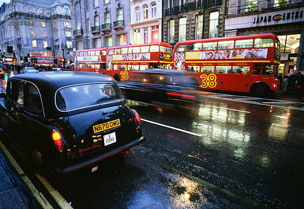 Busse und Taxis ein regnerischer Tag in London  Großbritannien.