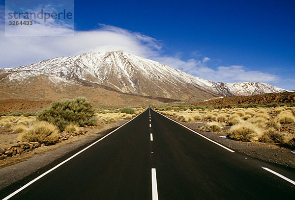 Strecken Sie gerade  Teide  Las Canadas  Teneriffa  Spanien.