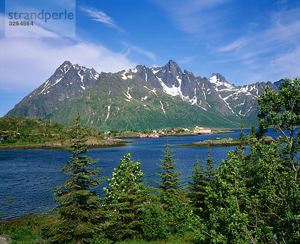 Berg und ein Fjord  Norwegen.