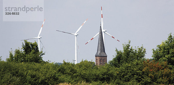 Deutschland  Nordrhein-Westfalen  Elsdorf  Kirche und Windkraftanlagen im Hintergrund