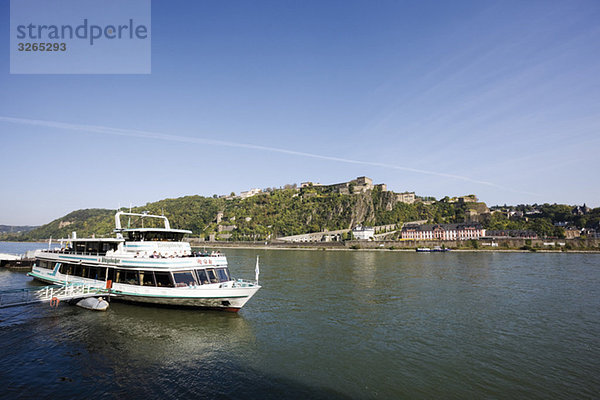 Deutschland  Rheinland-Pfalz  Tourboot vor der Festung Ehrenbreitstein