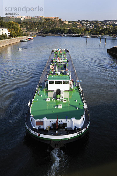 Deutschland  Rheinland-Pfalz  Koblenz  Frachtschiff auf der Mosel  Hochansicht