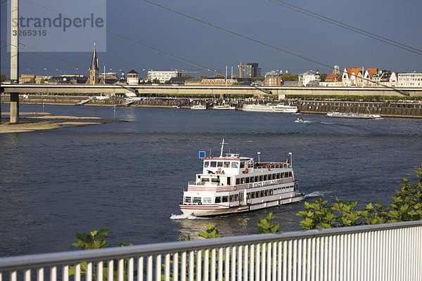 Deutschland  Nordrhein-Westfalen  Düsseldorf  Tourboot auf dem Rhein  im Hintergrund Altstadt von Düsseldorf