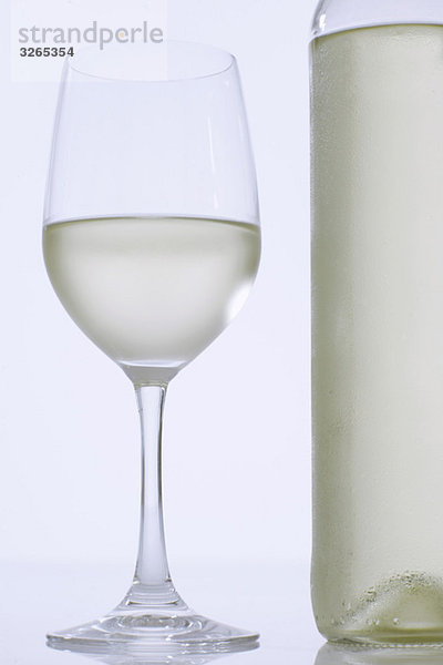 Weißweinflasche und Glas Weißwein