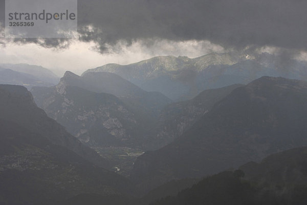 Italien  Dolomiten  Berglandschaft  Stürmische Atmosphäre