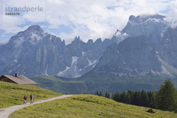 Italien  Dolomiten  Paar Mountainbiking  Rückansicht