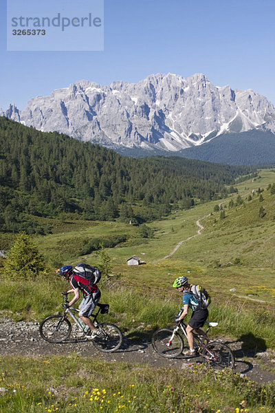 Italien  Dolomiten  Paar Mountainbiking  erhöhte Aussicht