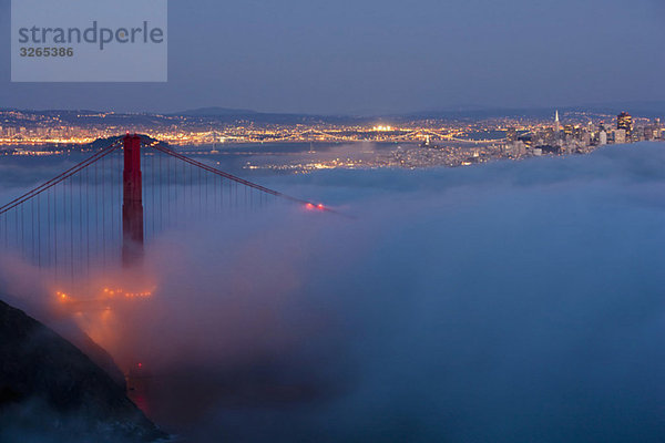 USA  Kalifornien  San Francisco  Golden Gate Bridge im Nebel bei Nacht