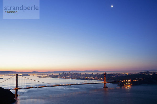USA  Kalifornien  San Francisco  Golden Gate Bridge in der Dämmerung