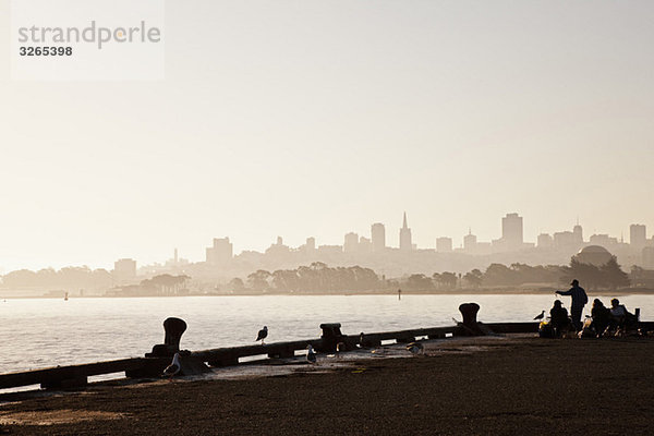 USA  Kalifornien  San Francisco  Pier im Morgengrauen  Skyline von San Francisco im Hintergrund