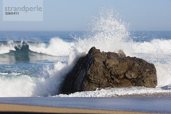 USA  Kalifornien  Wellen brechen auf Gestein