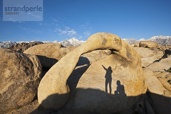 USA  Kalifornien  Sierra Nevada  Mobiusbogen  Schatten von zwei Personen im Vordergrund