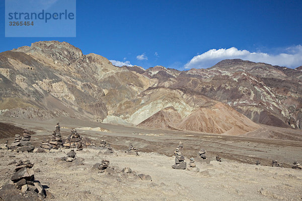 USA  Kalifornien  Death Valley  Steinpyramiden in der Landschaft