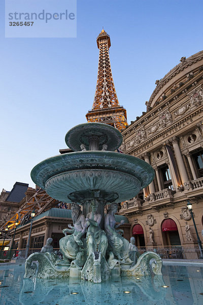 USA  Las Vegas  Hotel Paris mit Brunnen im Vordergrund