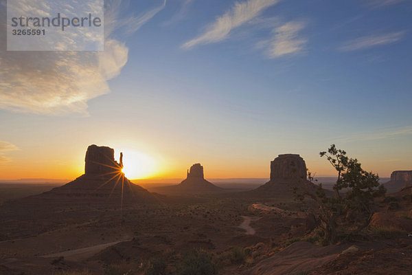 USA  Arizona  Monument Valley Tribal Park  West Mitten Butte bei Sonnenuntergang