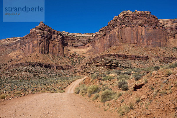 USA  Utah  Canyonlands Nationalpark  Leere Sandpiste und Felsformation