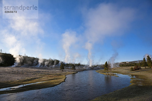 USA  Wyoming  Yellowstone National Park  Firehole River in der Nähe dampfender Geysire