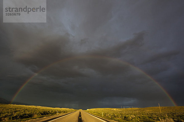 USA  Yellowstone Park  Regenbogen über dem Highway