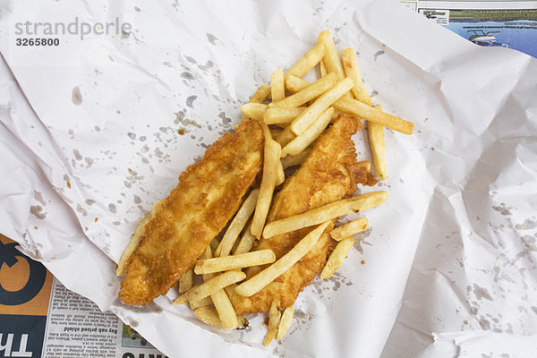 Britischer Fisch und Chips auf Papier  erhöhte Ansicht