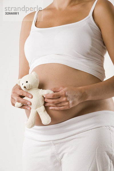 Schwangere Frau mit Teddy  Mittelteil