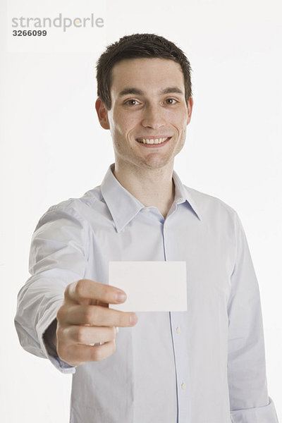 Geschäftsmann mit leerer Visitenkarte