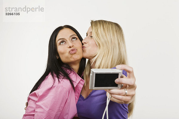Zwei Frauen mit Digitalkamera  Portrait  Mund