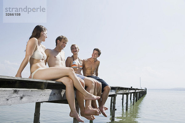 Deutschland  Bayern  Ammersee  Jugendliche am Steg  lächelnd  Portrait