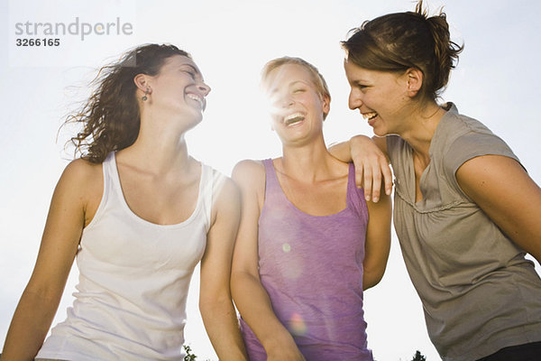 Drei junge Frauen nebeneinander  lachend  Portrait  Nahaufnahme