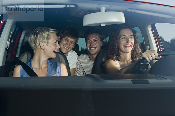 Deutschland  Bayern  Jugendliche beim Autofahren  lächelnd  Portrait