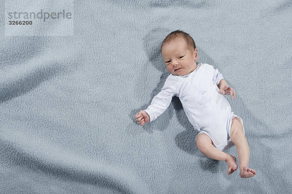 Baby Mädchen (0-4 Wochen) auf Decke liegend  erhöhte Ansicht