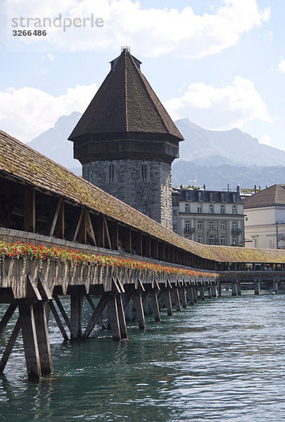 Schweiz  Luzern  Reuss mit Kapellbrücke und Wasserturm
