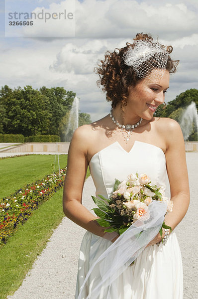 Deutschland  Bayern  Braut im Park  lächelnd  Portrait